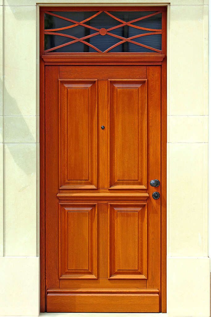 klassische holz haustür mit oberlicht und ziersprossen