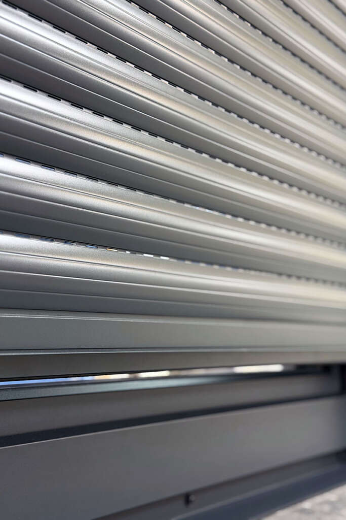 Roma Rollladen mit OST Fenster